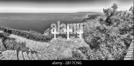 Le tre Iconiche Croci sulla cima del Monte Sant'Elia si affacciano sulla città di Palmi sul Mar Tirreno, in Italia Foto Stock