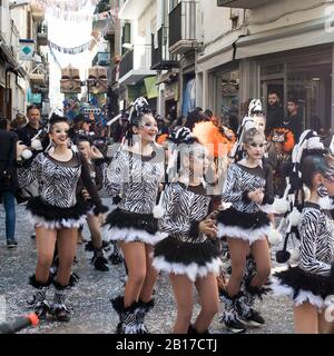 Sitges, SPAGNA - 23 febbraio 2020: Persone all'ultimo giorno del Carnevale di Sitges. Sepoltura Carnestoltes - 'Sepoltura della Sardine' a Sitges Foto Stock
