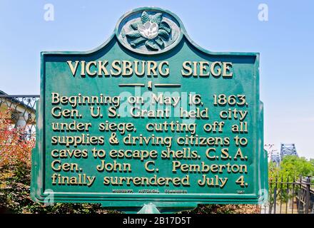 Un indicatore storico fornisce informazioni sull'assedio di Vicksburg nella Guerra civile di Assedio al Welcome Center di Vicksburg, Mississippi. Foto Stock