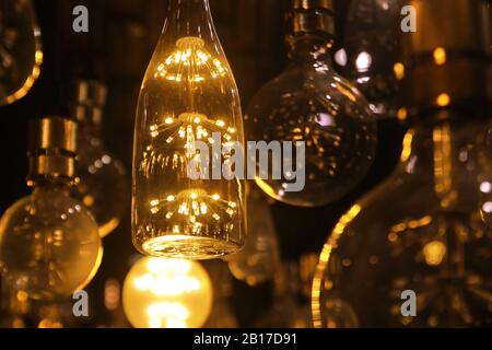 Pile di lampadine a LED sono decorate sul soffitto Foto Stock
