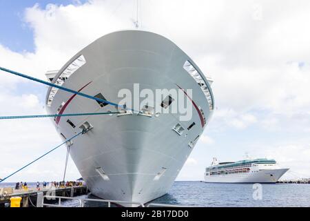 Due navi da crociera Carnival attraccate a Cozumel Messico Foto Stock