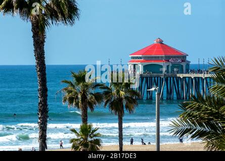 Paesaggio del molo di Huntington Beach in una giornata di sole a Huntington Beach, California. Foto Stock
