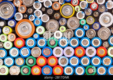Primo piano di batterie esaurite colorate di diverse dimensioni e formati. Usato Ricaricabile Nichel-Metallo Idruro (Ni-Mh), Nichel-Cadmio (Ni-Cd) Foto Stock