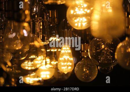 Pile di lampadine a LED sono decorate sul soffitto Foto Stock
