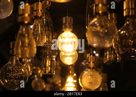 Pile di lampadine a LED sono decorate sul soffitto Foto Stock