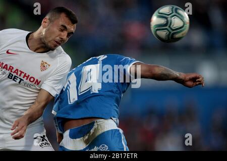 Getafe, Spagna. 23rd Feb, 2020. Getafe, Spagna; 23/02/2020.- Calcio di calcio della Liga partita spagnola 25 2019-2020, Getafe FC contro Siviglia tenuto al Colosseo Alfonso Perez, a Getafe, Madrid. Il giocatore Getafe Deyverson (R) combatte con il giocatore di Siviglia. Punteggio finale 0-3 vincitore Sevilla. Lucas Ocampos, Fernando Reges e Jukes Konude segnano gli obiettivi. Credit: Juan Carlos Rojas/Picture Alliance | Usage Worldwide/Dpa/Alamy Live News Foto Stock