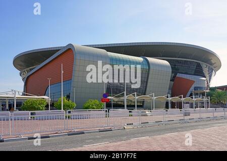 Doha, QATAR -12 DEC 2019 - Vista dell'Ali Bin Hamad al-Attiyah Arena, uno stadio sportivo al coperto a Doha, Qatar, costruito per il Comitato Olimpico del Qatar. Foto Stock