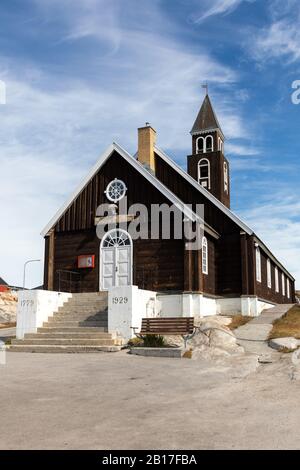 Zion's Church di Ilulissat, Groenlandia, circondata da cotone selvatico Foto Stock