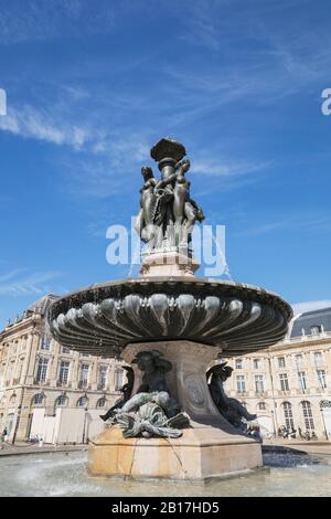Francia, Gironde, Bordeaux, vista a basso angolo della Fontana delle tre grazie Foto Stock