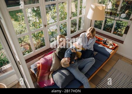 Buona famiglia in sala da sole a casa Foto Stock