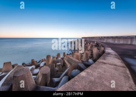 Regno Unito, Scozia, East Lothian, Dunbar, difese marittime vicino alla centrale nucleare di Torness Foto Stock