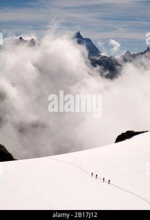 Fila di escursionisti, Adolla, Alpi Vallesi, Svizzera Foto Stock