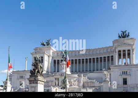 Italia, Roma, cielo limpido sul monumento di Vittorio Emanuele II Foto Stock