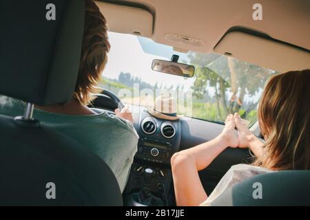 Due amici femminili in viaggio Foto Stock