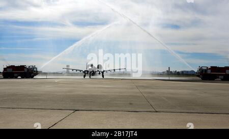 Una Air Force a-10 Thunderbolt II statunitense atterra sulla linea di volo alla base aerea Davis-Monthan, Arizona, 14 febbraio 2020. La A-10, assegnata allo squadrone 354th Fighter, è tornata da uno schieramento di sette mesi in un luogo non divulgato nel sud-est asiatico. (STATI UNITI Foto dell'aeronautica di Airman 1st Classe Jacob T. Stephens) Foto Stock