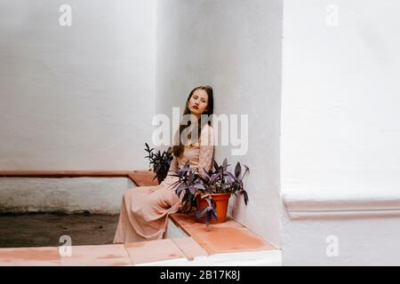 Ritratto di giovane donna malinconica appoggiato al muro Foto Stock