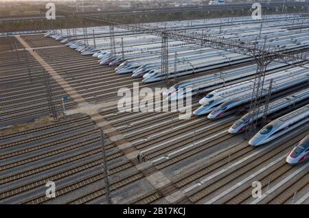 Aerival vista di CRH (China Railway High-Speed) treni ad alta velocità in una stazione base di manutenzione a Wuhan City, nella provincia centrale della Cina Hubei il 2 febbraio Foto Stock