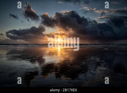 UK, Galles, Pembrokeshire, Freshwater West Beach al tramonto Foto Stock