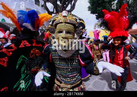 Huehues Mexico, ballerina che indossa un tradizionale costume popolare messicano e maschera ricca di colore. Scena del Carnevale. Carnevale Messicano Foto Stock