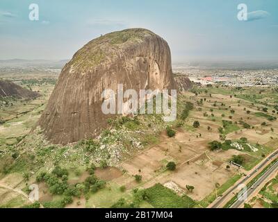 Nigeria, Niger state, Abuja, veduta aerea del monolito di Zuma Rock Foto Stock