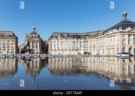 Francia, Gironde, Bordeaux, Place de la Bourse riflettendo in Miroir d'Eau piscina Foto Stock