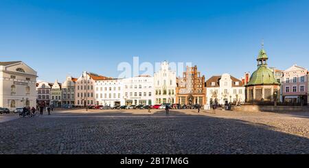 Germania, Meclemburgo-Pomerania occidentale, Wismar, Città anseatica, Piazza del mercato con opere d'acqua dal 1602 (Wasserkunst) Foto Stock