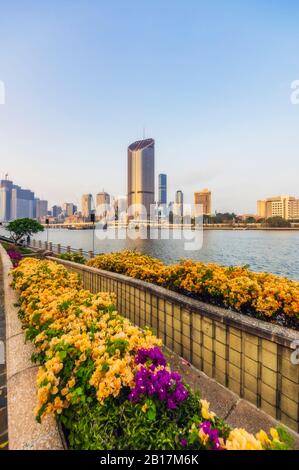 Australia, Brisbane, skyline della città visto sul fiume Brisbane Foto Stock