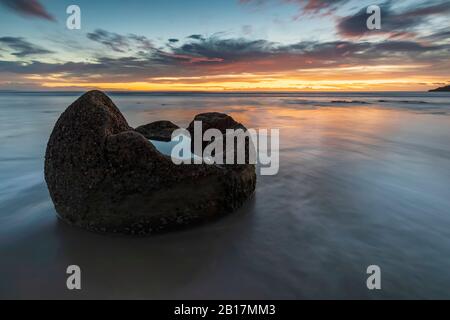 Nuova Zelanda, Oceania, South Island, Southland, Hampden, Otago, Moeraki, Koekohe Beach, Moeraki Boulders Beach, Moeraki Boulders, Round Stones on Beach at Sunrise Foto Stock