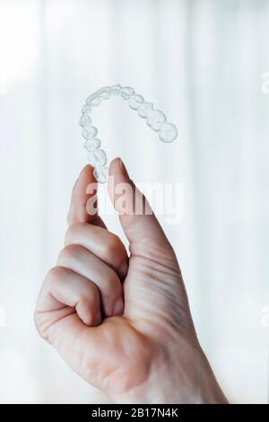 Ortodontisti che lavorano in un laboratorio dentistico professionale con allineatori invisibili Foto Stock