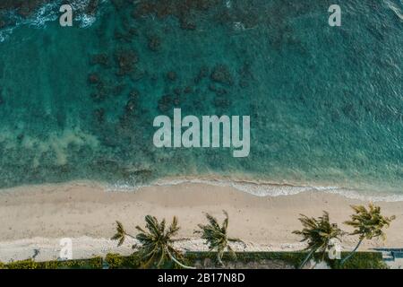 Sri Lanka, Provincia meridionale, Ahangama, veduta aerea della spiaggia costiera sabbiosa Foto Stock