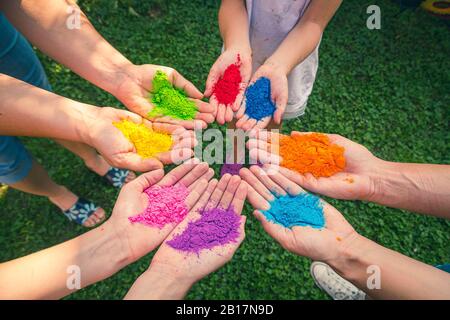 Cerchio di mani pieno di vernice in polvere Foto Stock