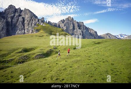 Uomo e donna che corrono in montagna Foto Stock