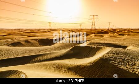Tensione alta linee di trasmissione aeree ad Abu Dhabi desert Foto Stock