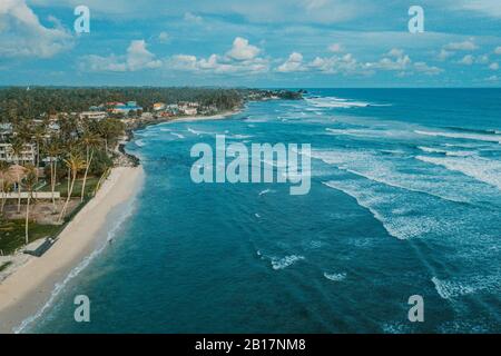 Sri Lanka, Provincia meridionale, Ahangama, veduta aerea dell'Oceano Indiano e della città costiera Foto Stock