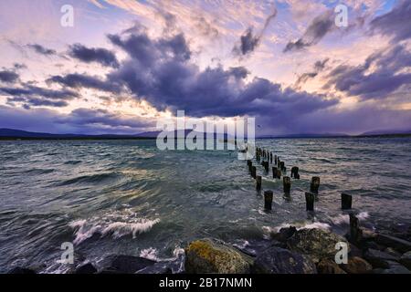 Cile, Patagonia, Magallanes E Regione Antartide Cilena, Provincia Ultima Esperanza, Parco Nazionale Torres Del Paine, Puerto Natales, Molo All'Alba Foto Stock