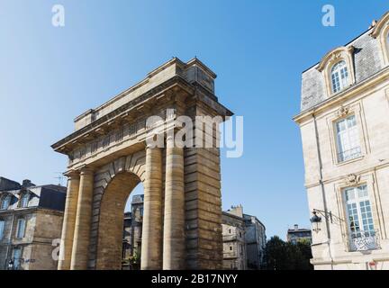 Francia, Gironde, Bordeaux, vista a basso angolo della porta di Borgogna Foto Stock