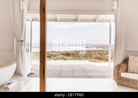 Vista dalla camera da letto alla baia di Grotto, Sudafrica Foto Stock