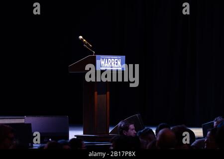 Denver, Stati Uniti. 23rd Feb, 2020. Podio davanti al rally della senatrice Elizabeth Warren all'Auditorium Fillmore di Denver, Colorado. Credito: Il Photo Access/Alamy Live News Foto Stock