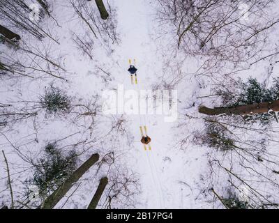 Veduta aerea di coppia con sci nella foresta, Leningrado regione, Russia Foto Stock