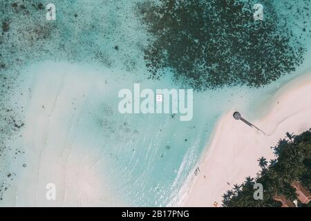 Piattaforma nel mare, Isola di Maguhdhuvaa, Atollo di Gaafu Dhalu, Maldive Foto Stock