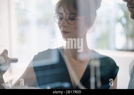 Businesswoman che lavora su un progetto in ufficio Foto Stock