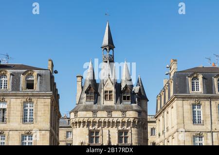 Francia, Gironde, Bordeaux, Porte Cailhau porta medievale tra edifici residenziali della città vecchia Foto Stock