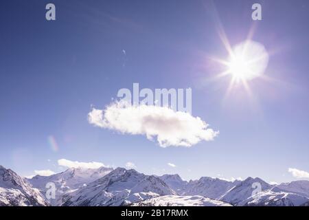 Austria, Tirolo, Sole che splende sulle cime innevate della valle dello Zillertal Foto Stock