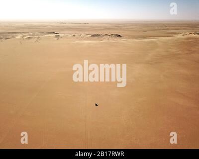 Mauritania, Parco Nazionale Banc dArguin, veduta aerea di auto fuoristrada che attraversa il deserto Foto Stock