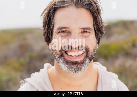 Ritratto di felice uomo barbuto Foto Stock