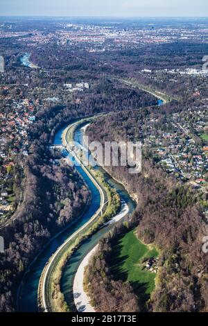 Germania, Baviera, Monaco, veduta aerea del fiume Isar che scorre attraverso i sobborghi della città Foto Stock
