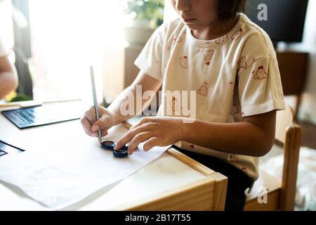 Ritagliare la vista del disegno ragazzo a casa Foto Stock