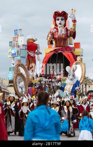 Lucca, Italia. 23rd Feb, 2020. Sfilata del carnevale di Viareggio sul lungomare della città di viareggio (Lucca), i grandi carri papier-mâché rappresentano famosi politici e sportivi. (Foto Di Stefano Dalle Luche/Pacific Press) Credit: Pacific Press Agency/Alamy Live News Foto Stock