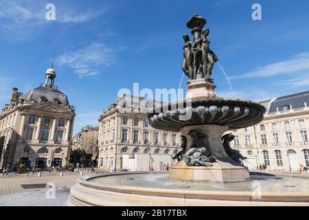 Francia, Gironde, Bordeaux, vista a basso angolo della Fontana delle tre grazie Foto Stock