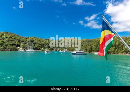 Seychellen Fahne Auf Der Fähre, Marina Praslin, Yachthafen, Insel Praslin, Seychellen, Indischer Ozean, Afrika Foto Stock